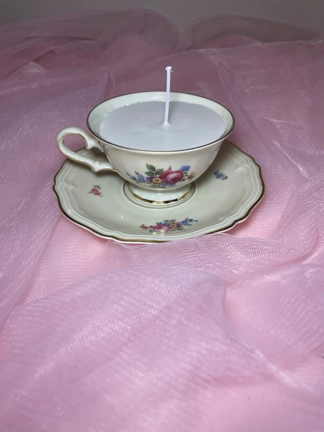 Doftljus i en tekopp i en vit kräm färg med flerfärgat blommigt mönster nr 2