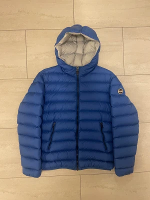 COLMAR DUNJACKA  - COLMAR Dunjacka✔️Storlek 48 (S-M)✔️Mycket fint skick utöver en markering på undersidan av armen (syns inte vid användning✔️Skriv vid minsta fundering✔️