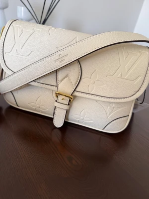 Louis Vuitton väska  - Louis Vuitton bag i fint skick, beige/creme färgad. Köpt och verifierad av vinted vid köp ✅