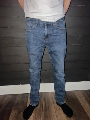 Jeans  - Oanvända. Sitter bra för dig som är 168-178 cm lång. W28 L32, men materialet är mjukare vilket gör de kortare därav läng rekommendationen. 