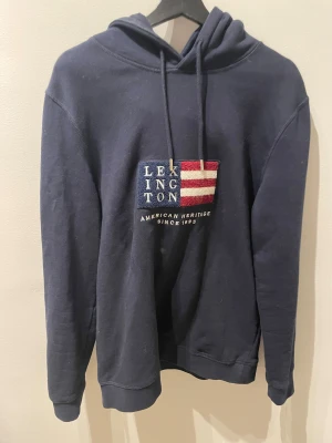 Lexington tröja - Helt oanvänd så i ny skick! Köpte för 900 o vi säljer för endast 450! Bra fett tröja o basic för bra pris! Ganska unik o svår o få tag på!  SKRIV INNAN NI KÖPER🤗