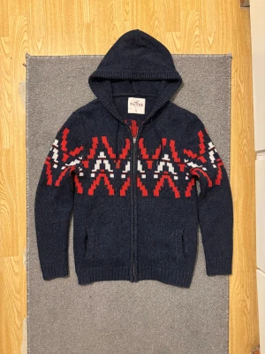 Vintage Hollister Stickad Kofta - Säljer denna as feta Hollister Vintage stickade koftan! | Perfekt nu under vintern | Längd ≈ 70cm, Bredd armhåla-armhåla 50 cm | Modell 175cm, 68kg | Hör av vid ytterligare frågor! 