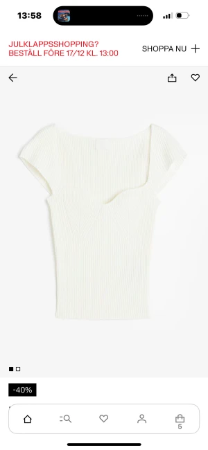 Vit ribbad topp H&M - Snygg vit ribbad topp med korta ärmar och en unik asymmetrisk halsringning. Toppen har en figurnära passform och är tillverkad i ett stretchigt material som sitter skönt mot kroppen. Perfekt att styla med jeans eller kjol för en trendig look. Skriv privat för fler bilder!