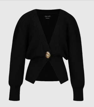 Svart kofta från Urban Revivo - Snygg svart kofta från Urban Revivo med en unik guldig knapp framtill. Koftan har v-ringad hals, långärmade ärmar och är stickad i mjukt material. Perfekt för att addera lite edge till din outfit med den coola detaljen framtill.