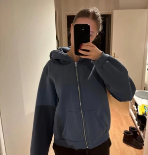 Mörkblå zip hoodie - Mörkblå zip hoodie från Lager 157. Köpt för ett år sedan men knappt använd. Liten i storlek, därav stor storlek. Har själv storlek XS/S i kläder. Jag är 171cm☺️