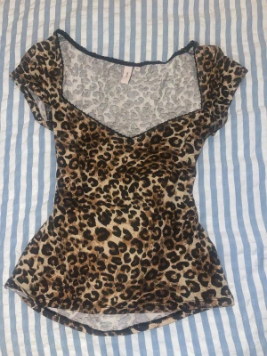Leopardmönstrad topp från Nelly - Leopardmönstrad topp från Nelly i storlek M. Fint skick och mjuktmaterial🤗