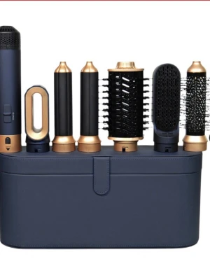 Stylingverktyg med flera borstar - Snyggt stylingkit med flera utbytbara borstar och munstycken i svart och guld. Setet innehåller rundborste, plattborste, locktillbehör och en elegant förvaringsväska i mörkblått. Perfekt för att skapa olika hårstilar med ett och samma verktyg.