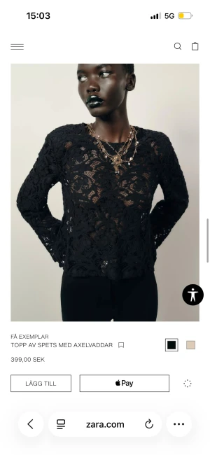 Svart spetsblus med axelvaddar från Zara - Svart långärmad blus i spets med markerade axelvaddar och rund halsringning. Nyskick med lapp kvar, säljer då det är för sent för retur