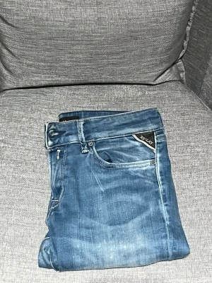 Replay Hyperflex skinny jeans blå - Säljer ett par Replay Hyperflex jeans i klassisk blå tvätt med skinny fit. Modellen heter Luz och W28 L32. Jeansen är stretchiga ovh är perfekta passform och stilren design.