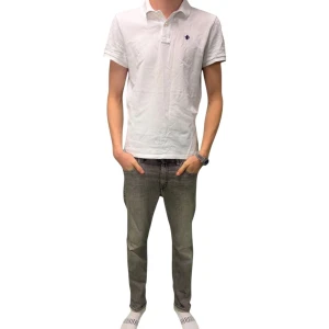 Replay Jeans - Hej! Säljer dessa väldigt populära och snygga Replay Jeans | Storlek: W29 | Skicket är mycket bra, inga tydliga tecken på användning | Modellen är 185 och väger 65kg | Pris kan diskuteras! | Hör av dig vid intresse eller minsta fundering!