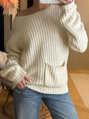 Ribbstickad Tröja  - Ribbstickad tröja med en ficka fram, gammal tröja men bra skick