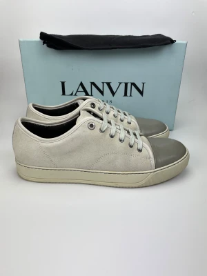 Lanvin skor(nyskick) - December REA! Hej, säljer nu dessa svin snygga lanvin skor. Skorna är i nytt skick! Testade en gång. Begränsat antal boxar och dustbag. Hör av dig vid frågor. 