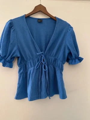 Gina tröja blå  - Jättefin tröja som inte får användning hos mig men den är så gott som ny