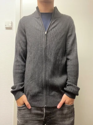 Stickad full zip från Dressman - Snygg stickad full zip från Dressman. Väldigt bra skick. Modellen är 173cm, 64kg. Pris kan självklart diskuteras!