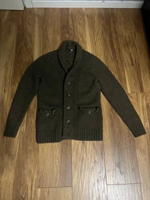 Stickad cardigan  - Säljer en riktigt snygg stickad cardigan från hm i storlek S. Inga defekter och bara lite nipprig vilket har med materialet att göra. Den är alltså nästan i nyskick. Hör av er vid frågor eller funderingar!