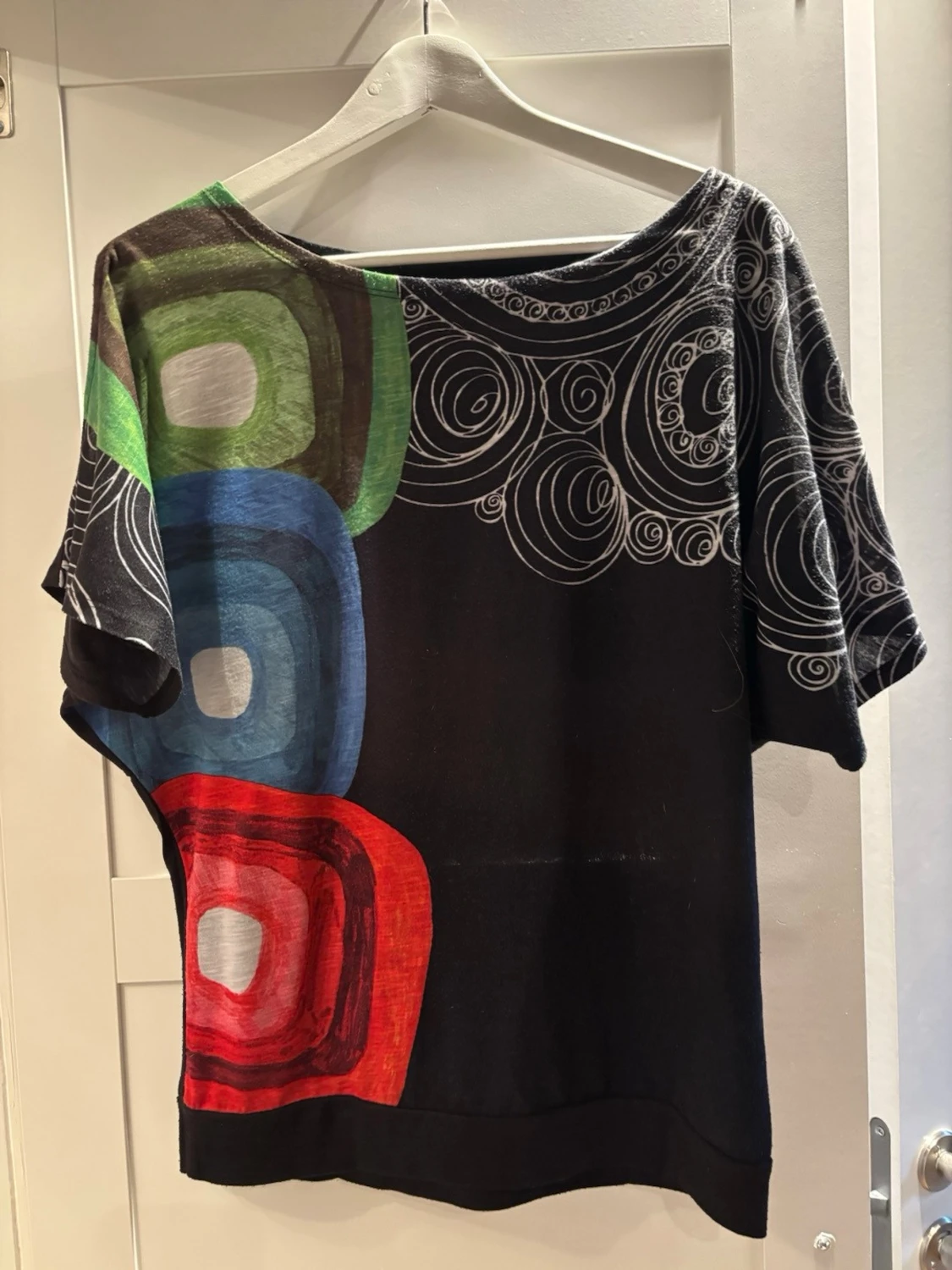 Färgglad Desigual blus med mönster