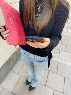 Tröja med snörning 😇 - Såså snygg tröja med coola snörnings-detaljer i sidorna. 😇 Tröjan är ribbstickad och rundhalsad med en lite oversized passform. ❣️ Fint skick och säljs då den inte längre kommer till användning. Mycket eftertraktad därav priset.😇 Skriv om ni har några funderingar, tar även emot rimliga prisförslag! 🥰