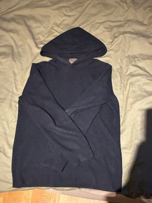  Oscar Jacobson Kashmir hoodie - Oscar Jacobson hoodie i Kashmir, nypris 1500. Sparsamt använd, knappt använd säljer för att det inte passar mig. Pris kan diskuteras 