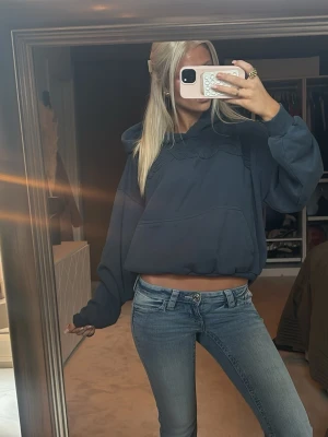 Scuffers hoddie - Jag säljer en helt ny scuffers hoodie i en mörk blå nyans färg. Storleken är S men passar även xs! Skriv om ni vill ha fler bilder på tröjan! ( färgen heter ” Raw blue” på hemsidan 