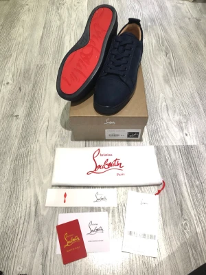 Christian Louboutin skor - Tjenare! Ett par navy blue Louboutin till salu. Dem är i väldigt fint skick och inga defekter eller skador finns på dem. Jag har beställt de online och kvittot finns nog kvar, Anledningen till varför jag säljer de är att jag inte haft tid att andvända dom och då har jag inte behov av dom. Tillbehören i bilderna ingår med skorna som dustbagen och lapparna. Hör av dig vid minsta lilla fråga!