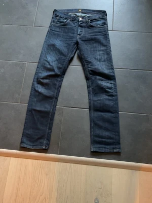 Lee Daren Jeans - äljer dessa Lee daren jeans. Storlek: 31/32 Passform: Regular Pris: 349, nypris ca 1300kr. Skick: 9/10, knappt använda.