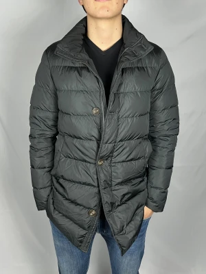 Herno Down Blazer Coat - Dun kappa/blazer från Herno. Size: 48 (S/M). Condition: 9.5/10, inga defekter. Retail pris: 10.000SEK (+).  Modellen är 185cm och väger 80kg. Hör av dig vid frågor eller funderingar!