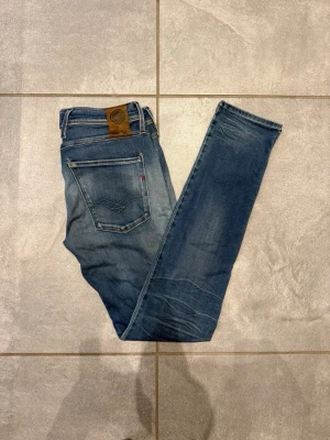Replay jeans - Säljer dessa sjukt snygga jeans från Replay i modellen anbass. Storlek 31/34, jättefint skick utan slitage. Nypris ca 1800kr. Hör gärna av dig om du har frågor eller funderingar!