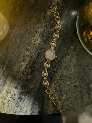 Elegant guldklocka  - Perfekt skick med ett helt nytt batteri och justerbart armband som enkelt justeras hemma med hjälp av nål 📌 