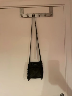 Liten svart maje väska  - Säljer en svart liten maje väska. I bra skick Förrutom ena handtag som är slitet samt en mindre vit fläck. Köpt den second hand och har därför inte alla värdebevis men den är äkta. 
