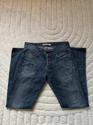 Levi’s jeans 512 bootcut  - Skick: 9/10 | Inga defekter | Storlek: 30/32 | Mitt pris: 1299 | Modellen är 170, 60kg | Mått A: 39 cm B: 103 cm Innerbenslängd: 78 cm Fotvidd: 18 cm | Pris kan diskuteras vid snabb affär! | Hör av er vid frågor eller funderingar 🙌