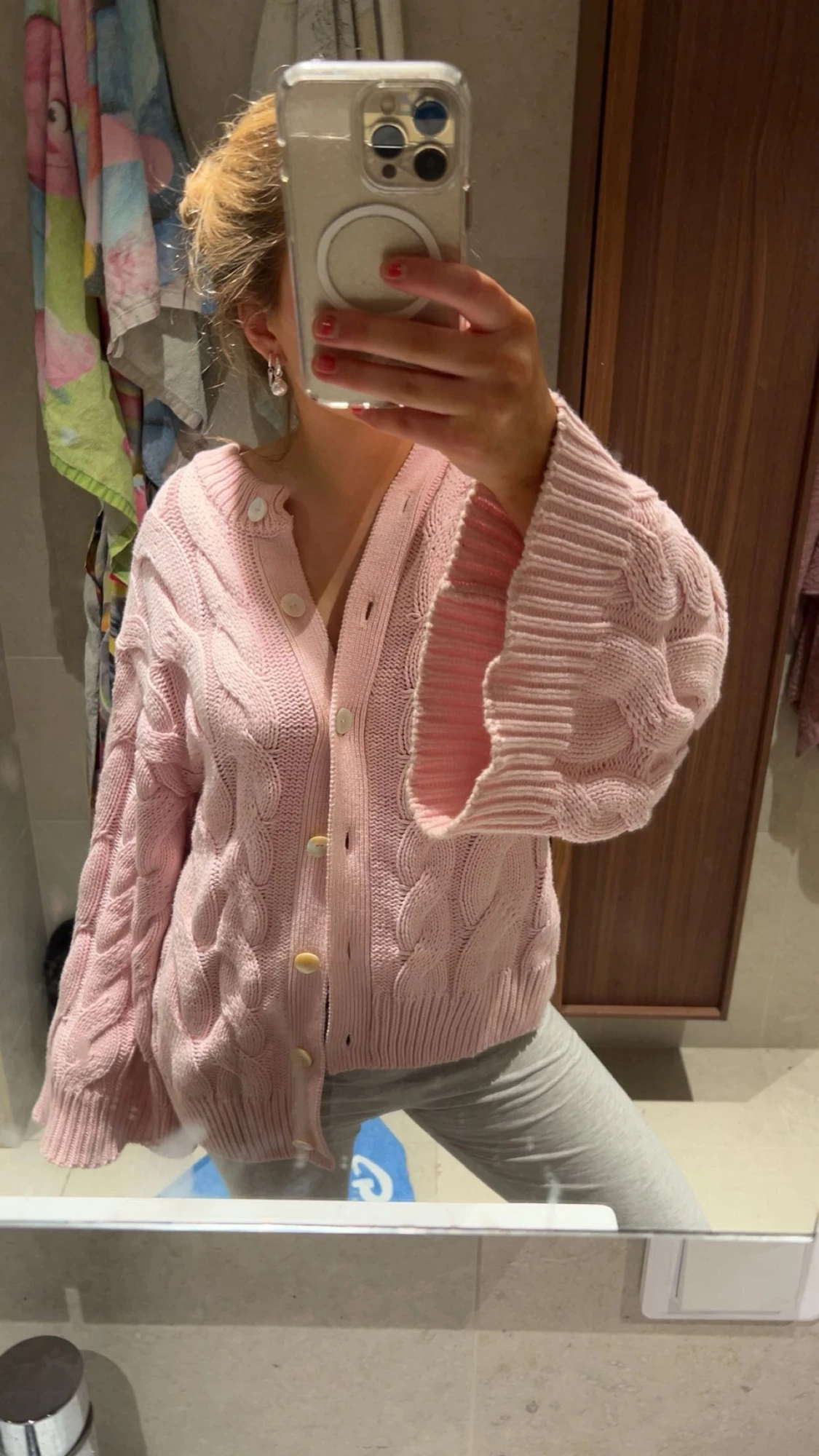 Ljusrosa kavelstickad kofta med knappar