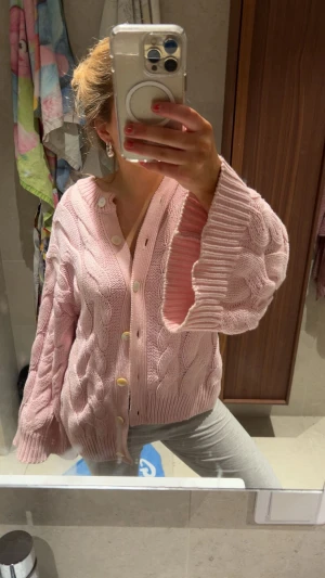 Ljusrosa kavelstickad kofta med knappar - Supermysig ljusrosa kofta med kabelstickat mönster!!!! Skriv om de skulle va ngt🥰🥰