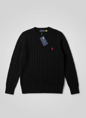 Svart kabelstickad tröja Polo Ralph Lauren - Svart kabelstickad tröja från Polo Ralph Lauren med klassisk rund hals och röd broderad logga på bröstet. Tröjan har långa ärmar och ribbade muddar vid ärmslut och nederkant. Perfekt för dig som gillar stilrena och tidlösa plagg.