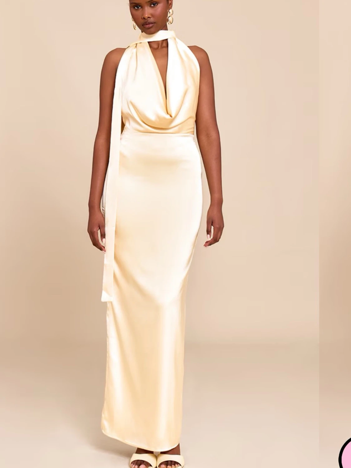 Gul  långklänning i satin - 2