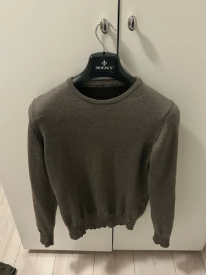 Stenströms Tröja - Säljer denna schyssta tröja från Stenströms. Färgen är grön och tröjan är i bra skick. Storleken är S, men kan passa xs med. Perfekt nu till vintern då den är varm och skön. 100% merinoull. 