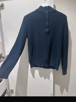 Halv zip från Grunt - marinblå stickad halv zip från Grunt i storlek L. Ny skick 