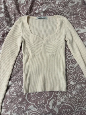 Ribbad beige tröja från Bershka - En beige ribbad tröja från Bershka som är öppen framtill.