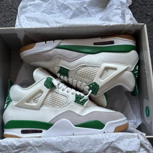 Jordan 4 an pine green 41 - Hej! Säljer mina helt nya Jordan 4 sb pine green storlek 41. Skorna är köpta på Goat och nypris ligger på runt 4000kr. Skorna är Perfekta för dig som älskar stil och komfort. Kvitto medföljer.
