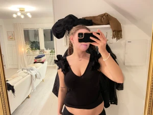 Svart topp från Zara - Säljer denna svarta topp från Zara då den inte längre kommer till användning, finns tecken på användning💓 (sista bilden)