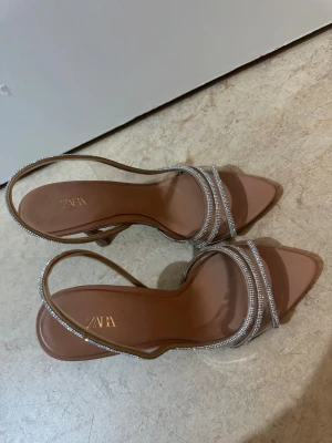 Zara klackskor  - Ett par Zara Klackskor i stl 37 som är använda endast i några timmar säljs för 350 kr. 