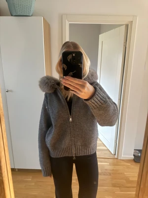Pälsjacka - Fin pälsjacka, pälsen på luvan går att ta bort💞