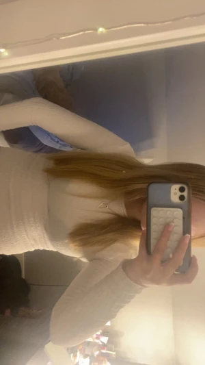 Vit festtopp - Säljer en vit långärmad topp med coolt material. Stretchig struktur. Perfekt att styla med jeans. Cool att ha på fest💞