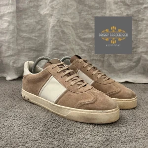 Valentino Flycrew - Säljer nu ett par Valentino Flycrew i svinbra skick! Inga defekter över huvudtaget och ALLA nitar kvar! De är i en beige färg och storlek 40 men passar 41 bättre. Mitt pris: 2999kr! Enbart skorna ingår. Pris ej hugget i sten! 