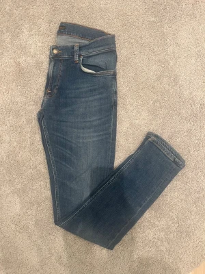 Nudie Jeans Slim fit - Säljer nu ett par riktigt feta Nudie jeans, skicket är väldigt bra, inga defekter, knappt använda, storleken är W31 & L32, dessa går för runt 1400 nya, säljer dessa nu för 399, vid behov av fler bilder eller frågor är det bara att höra av sig / AC Fashion 🤝