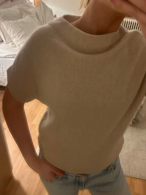 Kashmir tröja  - Säljer denna fina Kashmir topp. I vädligt bra skick! Från Boomerang❤️