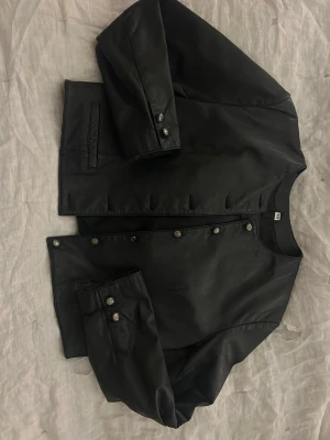 Läder jacka  - Super cool läderjacka. Köpt secondhand. Nyskick finns inga defekter alls och är i strl M❤️❤️