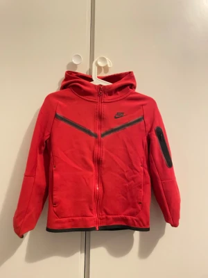 Nike tech fleece  - mycket bra skick. Snygg och trendig modell med bekväm passform. Mjuk och varm, perfekt för både vardag och streetwear. Inga hål eller fläckar. Använd sparsamt. Äkta Nike – snabb affär prioriteras