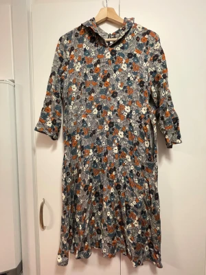 mönstrad klänning - klänning med blått, orange och vitt blommönster från jumperfabriken! 