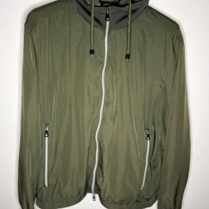 Tommy Hilfiger jacka grön - Grön Tommy Hilfiger jacka i mycket bra skick, pm vid intresse.