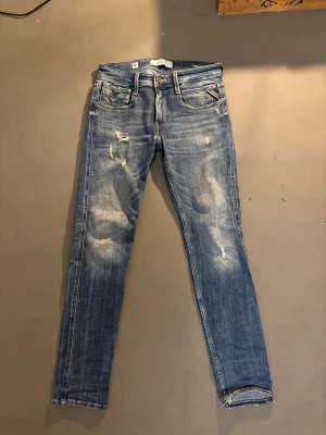 Replay anbass jeans - Säljer ett par schyssta replay jeans. Tillverkade i stretchig denim för skön känsla samt med slitningar. Skriv vid frågor.
